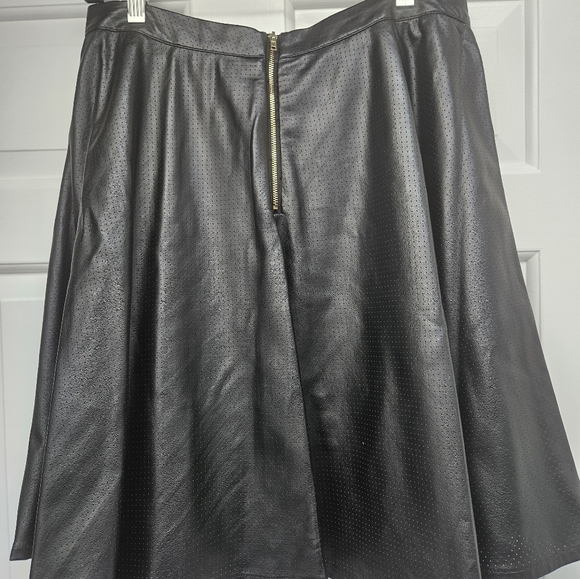 Neiman Marcus leather-like polyester Knee-high Skirt size Medium - Picture 2 of 5